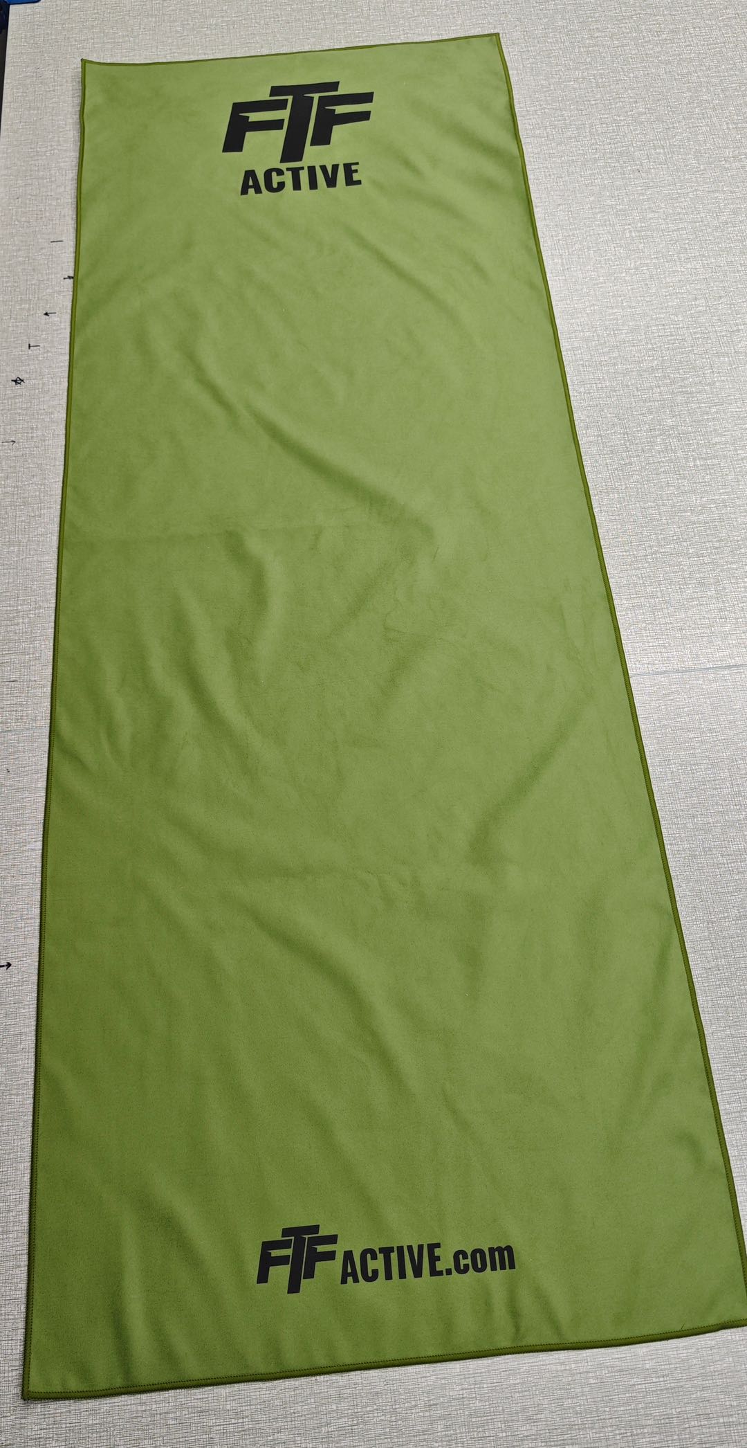 BenchLock™ Hooded Gym Towel – Extra-Large Microfibre Suede with Zipper Pocket