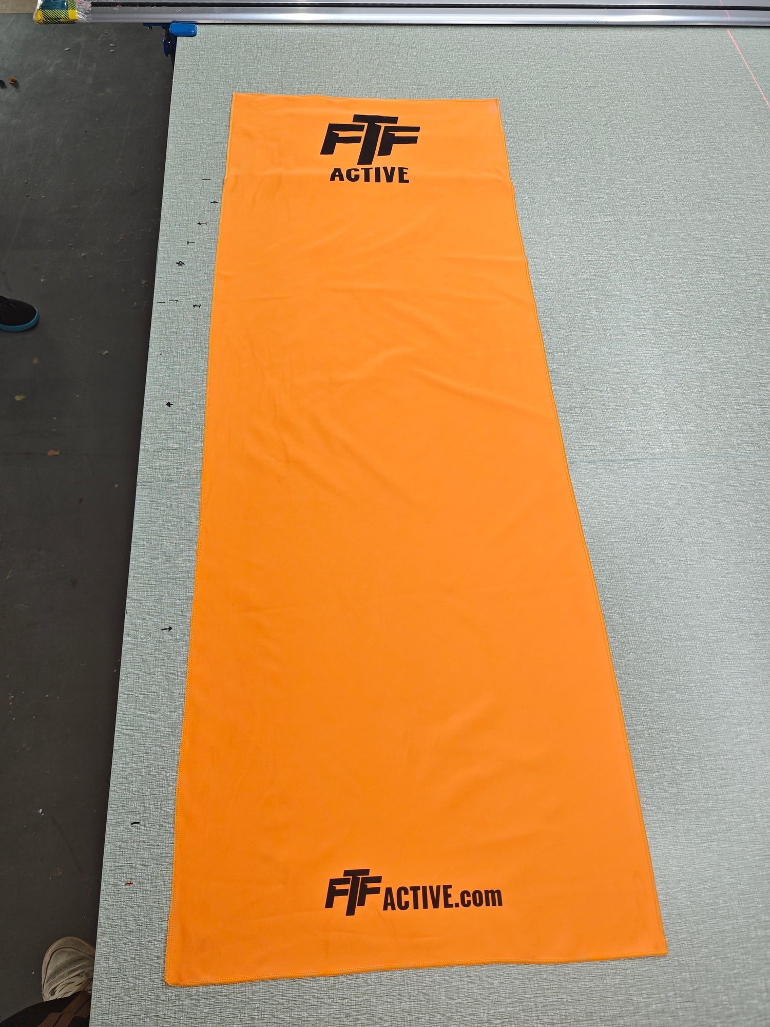 BenchLock™ Hooded Gym Towel – Extra-Large Microfibre Suede with Zipper Pocket