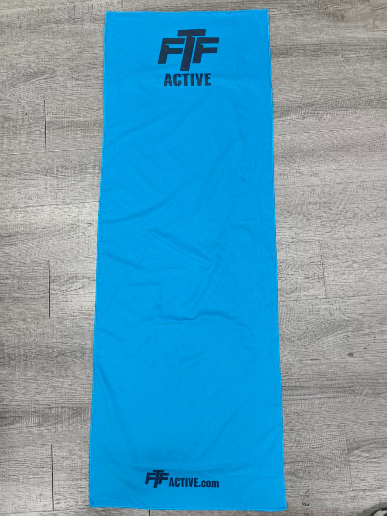 BenchLock™ Hooded Gym Towel – Extra-Large Microfibre Suede with Zipper Pocket